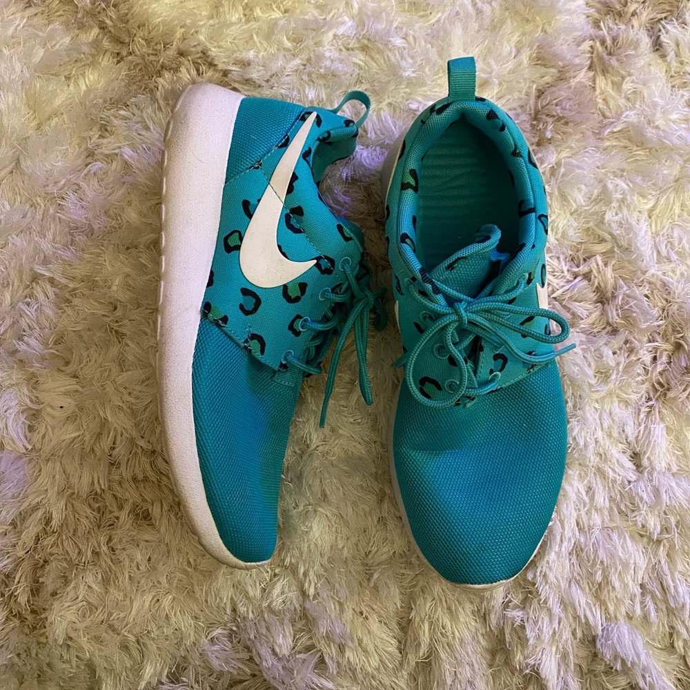 ✨ Nike Roshe Run sneakers✨